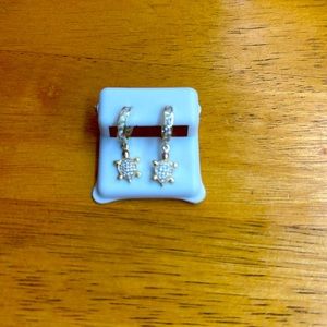 14kt turtle dangling earrings